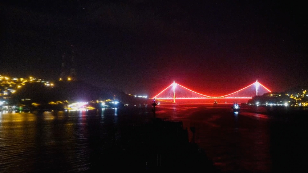 Gemilerin İstanbul Boğazı’nda masalsı yolculuğu