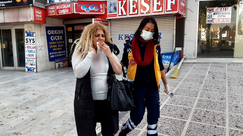 Genç kadın kocasının makaslı saldırısı sonrası kanlar içinde kaldı