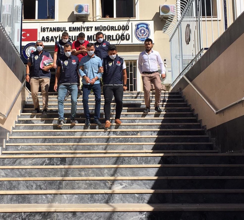 Genç kıza dehşeti yaşatan zanlılar, polis tarafından yakalandı