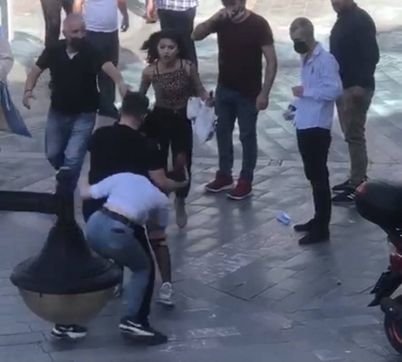 Genç kızlar cadde ortasında saç saça, baş başa kavga etti