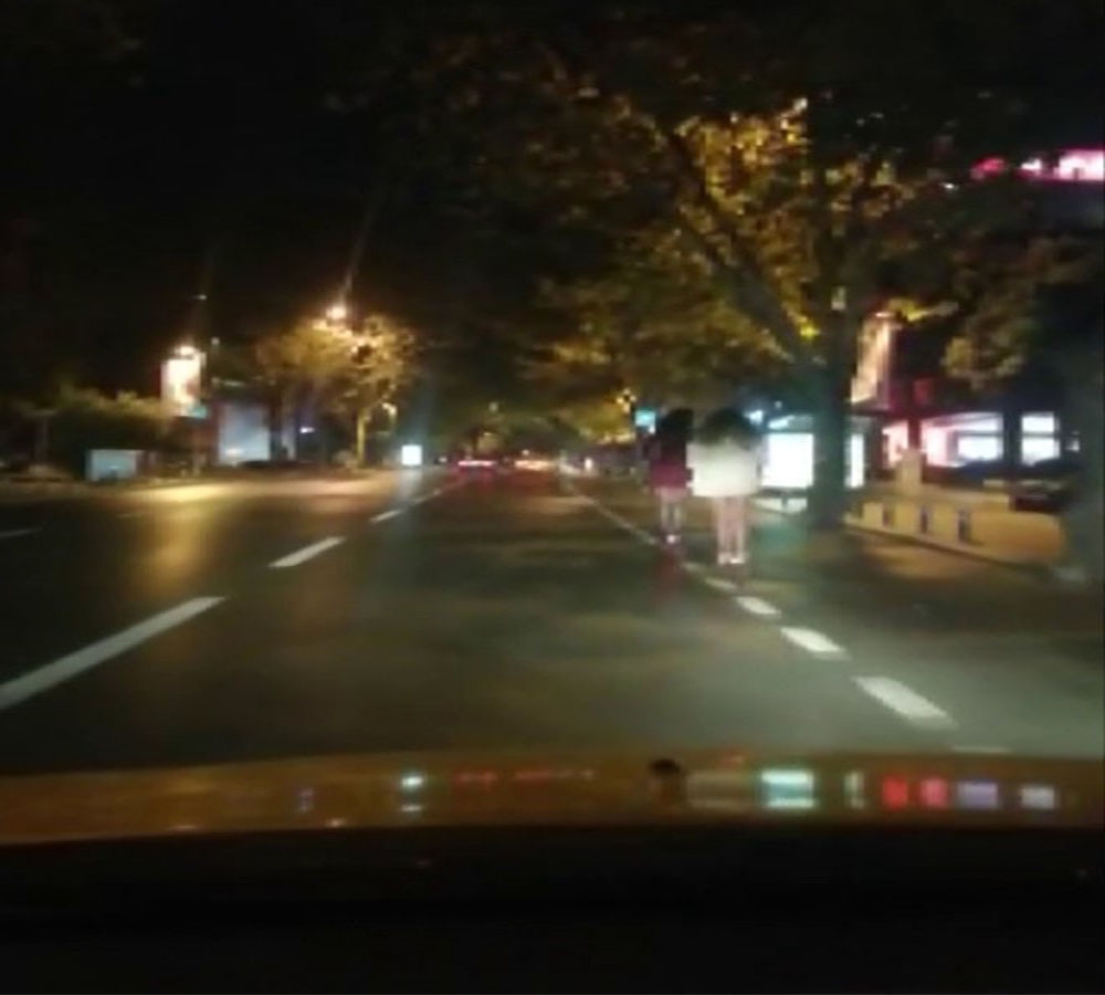 Genç kızların scooter ile trafikte tehlikeli yolculuğu kamerada