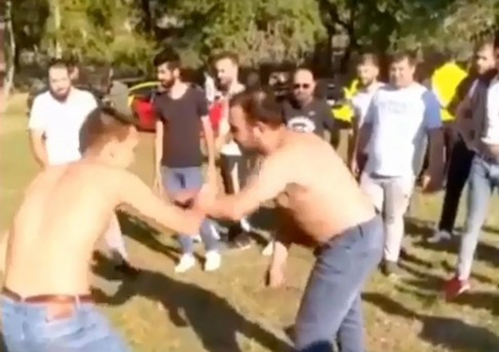 Gençler “evde kalın” uyarısına rağmen ormanda güreş tuttular