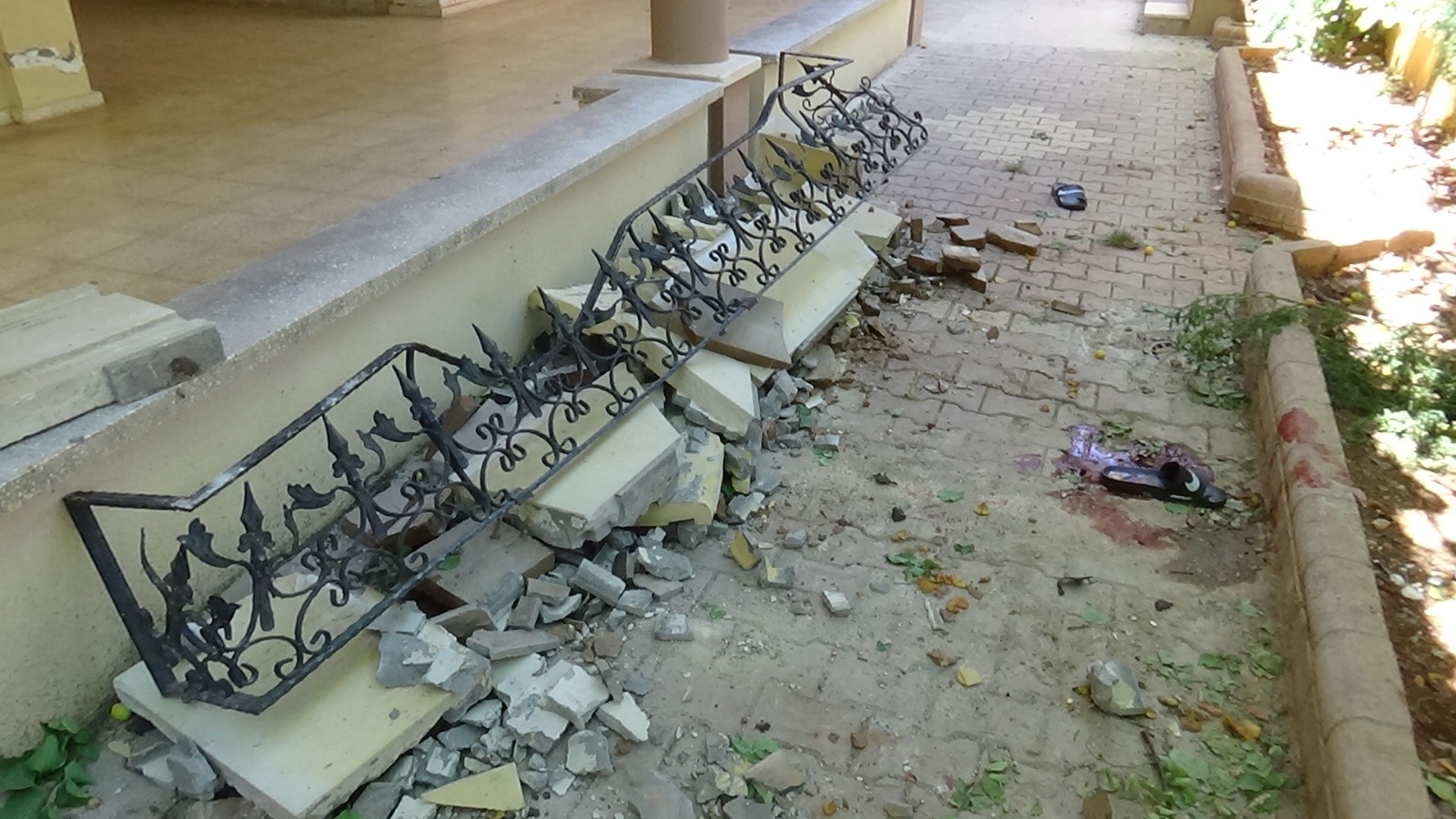 Gençler meyve toplarken duvar çöktü: 4 yaralı