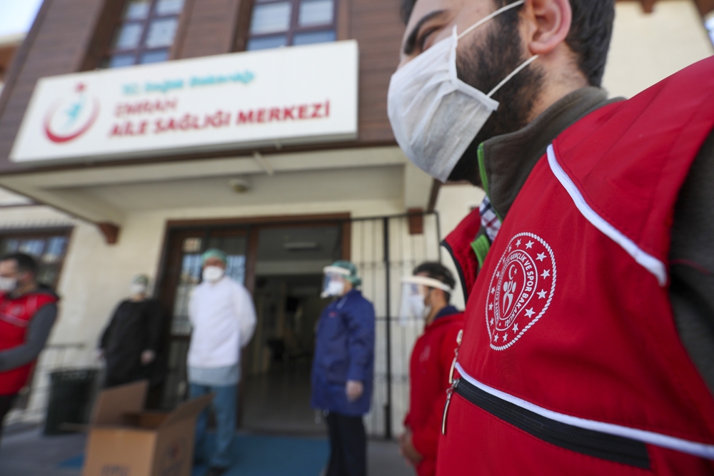 Gençlik Merkezlerinde ‘koruyucu maske’ üretimi devam ediyor