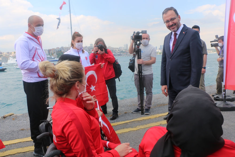 Gençlik ve Spor Bakanı Kasapoğlu, Türk bayraklı tekneleri selamladı