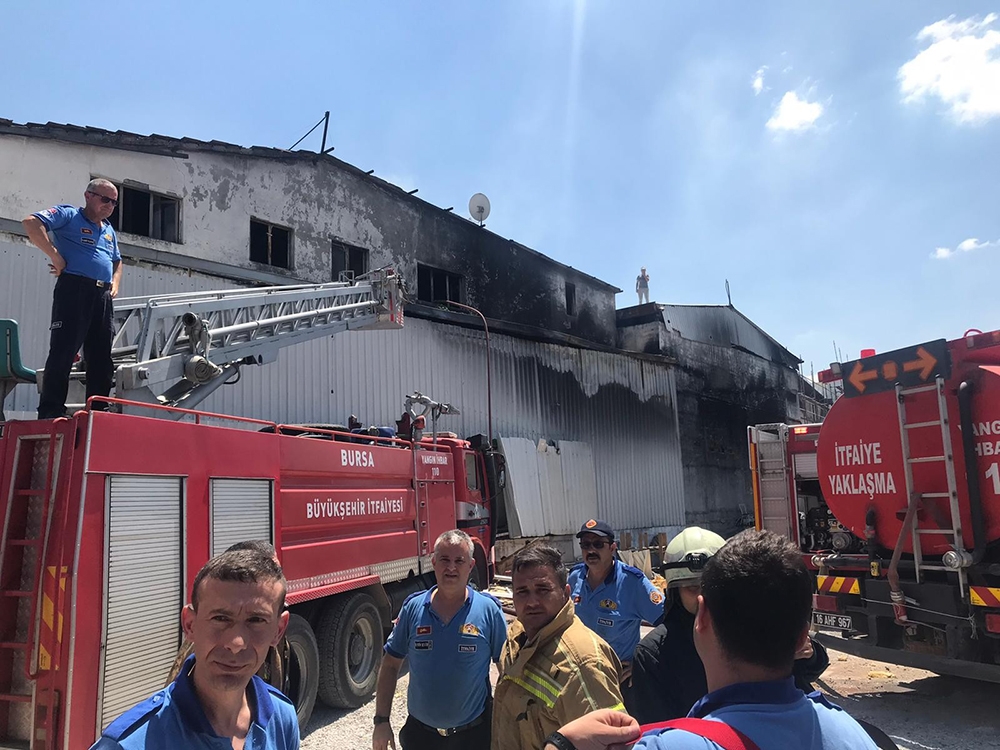 Geri dönüşüm fabrikasında korkutan yangın