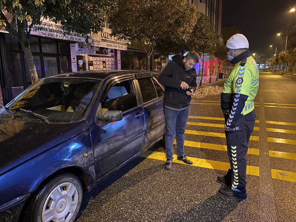 Geri manevra yaparak kaçmaya çalışan ehliyetsiz sürücü polise yakalandı