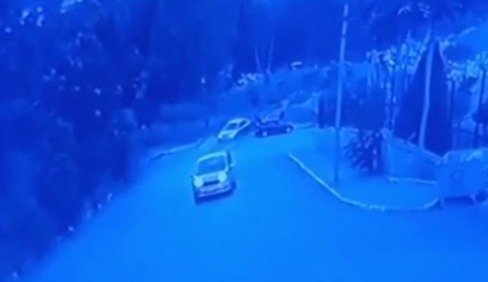 Geri vitese taktı, toprak alana uçtu