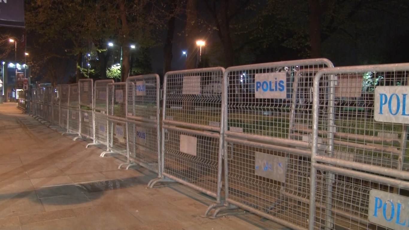 Gezi Parkı 1 Mayıs İşçi Bayramı öncesi polis barikatlarıyla kapatıldı
