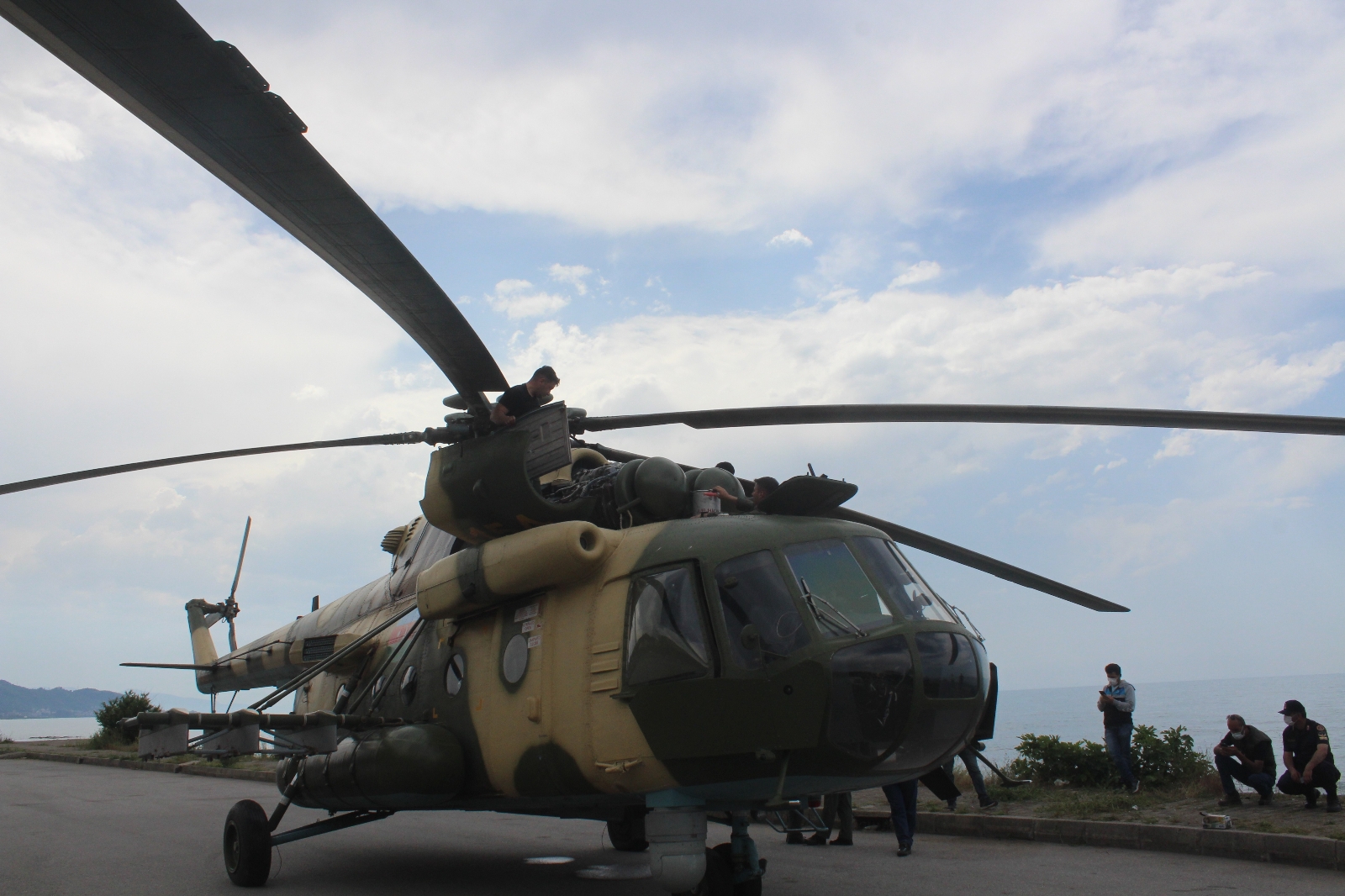 Giresun’a zorunlu iniş yapan askeri helikopter arızası giderilerek havalandı