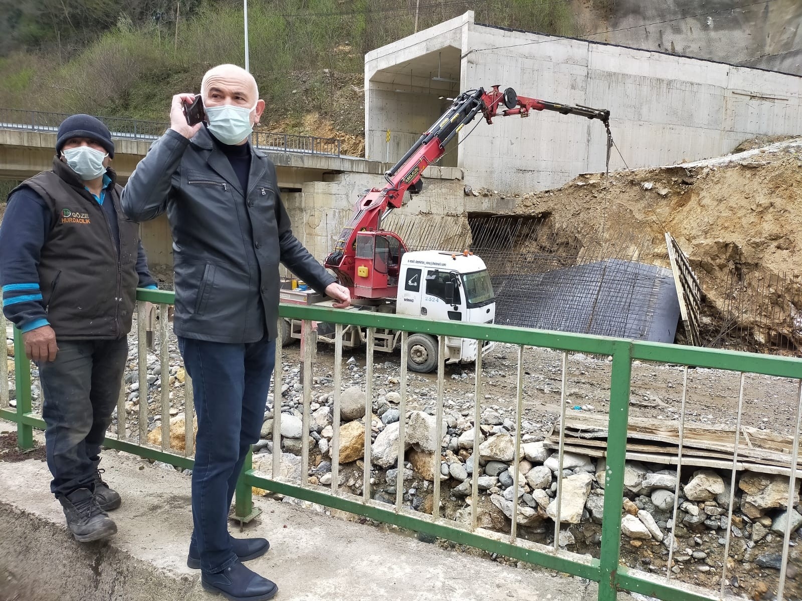 Giresun’da dere sularına kapılan 2 kişiden biri hayatını kaybederken, biri yaralı olarak kurtarıldı