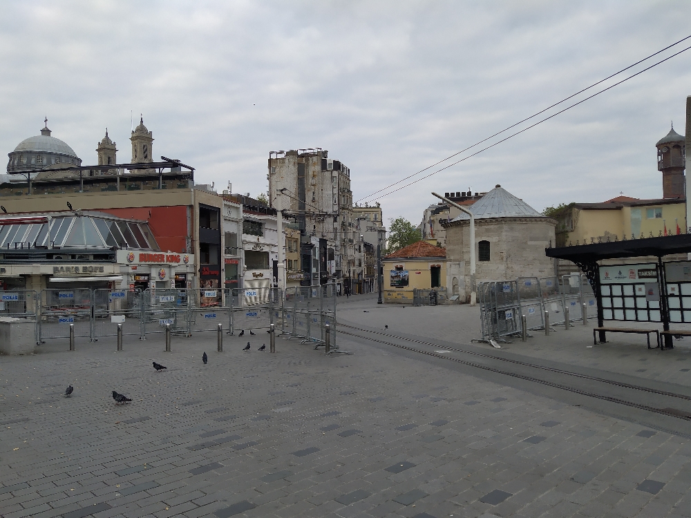 Giriş çıkışları kapatılan Taksim’de yoğun güvenlik önlemi