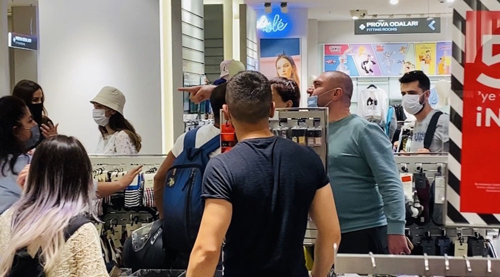 Giyim mağazasında sıra kavgası