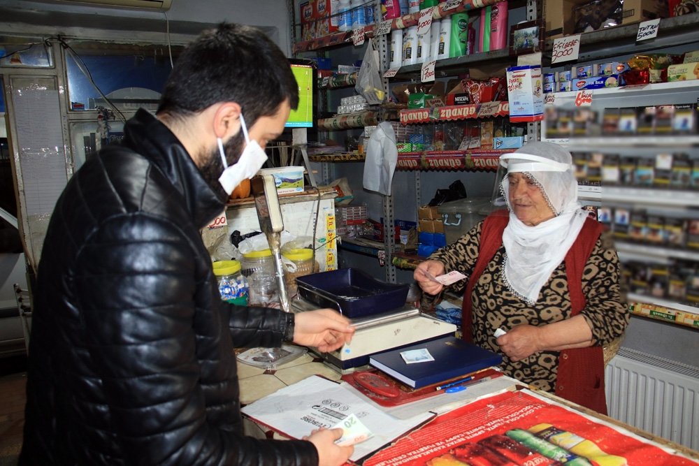 Gizli hayırsever bakkal bakkal gezip 15 bin TL’lik borç ödedi