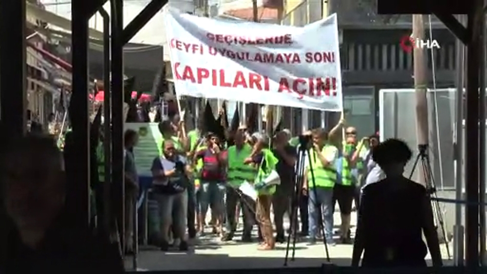 GKRY’nin kapattığı sınır kapılarının açılması için düdüklü eylem