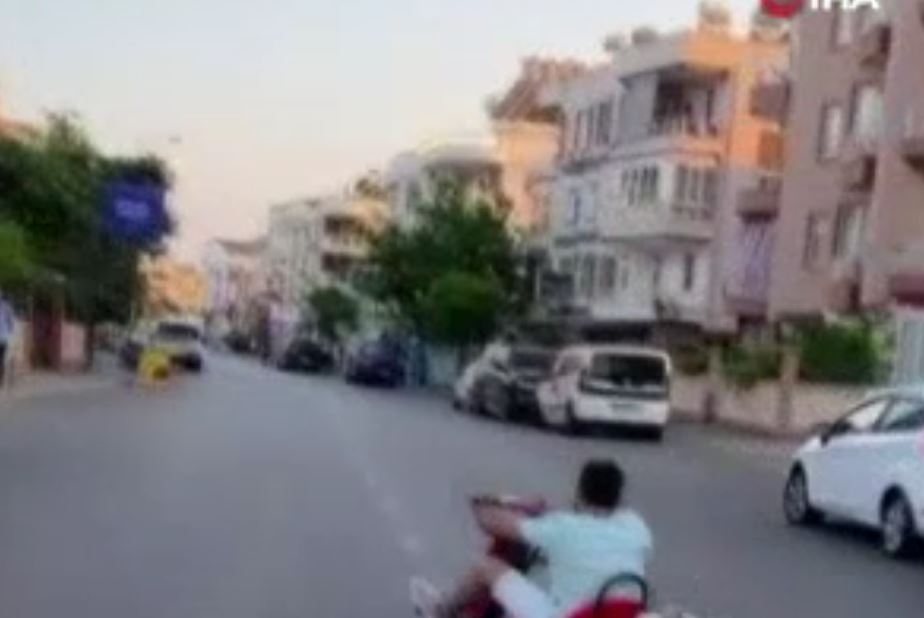 Go-kart aracına bisiklet gidonu ve tekeri takıp trafiğe çıktı
