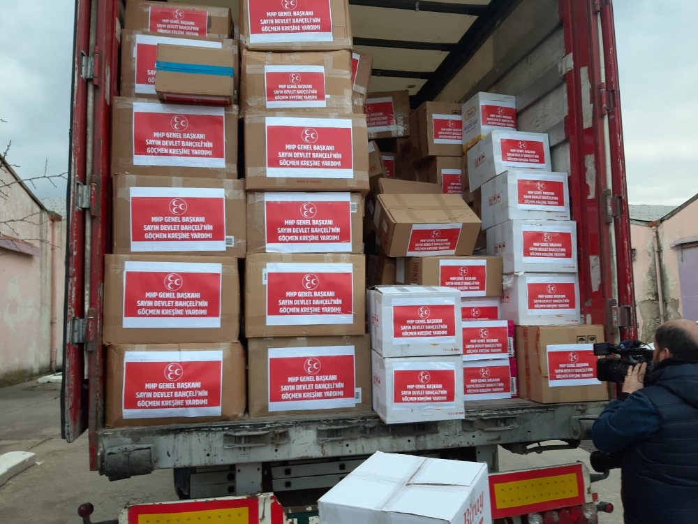 Göçmen çocukların yüzünü Bahçeli güldürdü