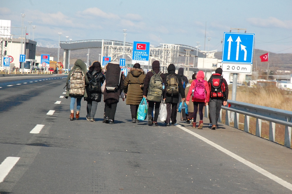 Göçmenler sınırlara akın ediyor