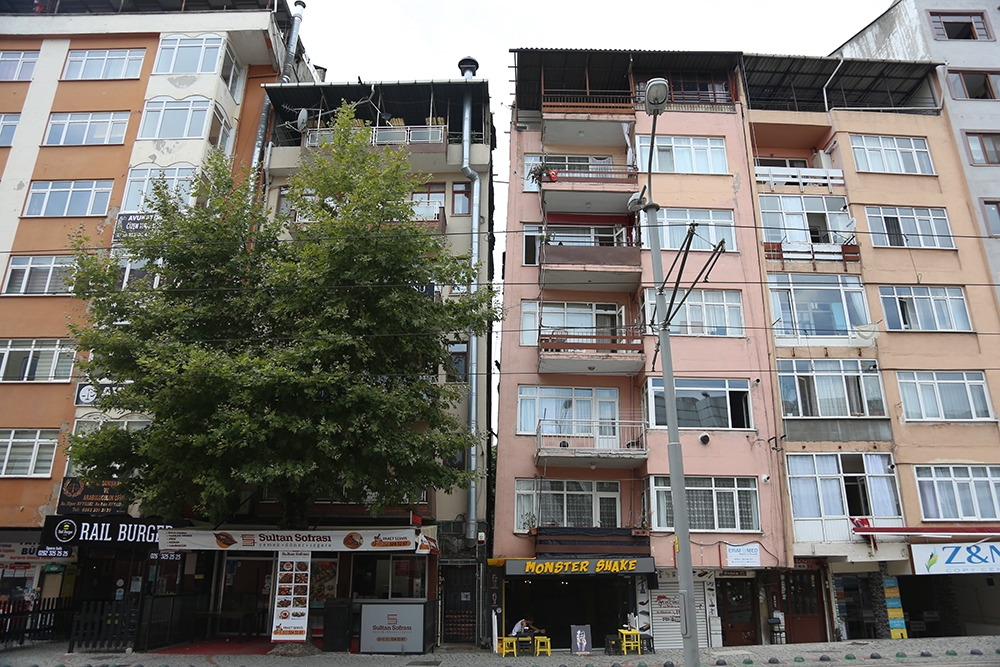 Gölcük Depreminin merkez üssündeki yamuk binalar korkutuyor