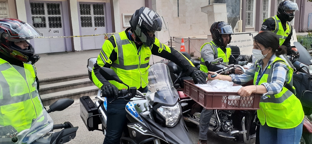 Gönüllü motorize ekibi Çankaya’da yaşlıları yalnız bırakmadı