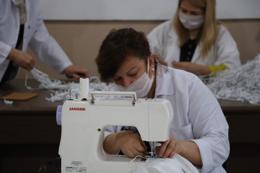 Gönüllü olarak maske ve tulum üretip ihtiyacı karşılıyorlar