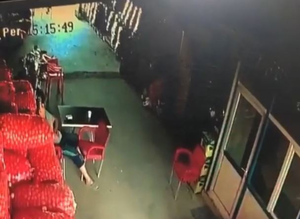 Gözlerine baka baka cep telefonlarını çaldı