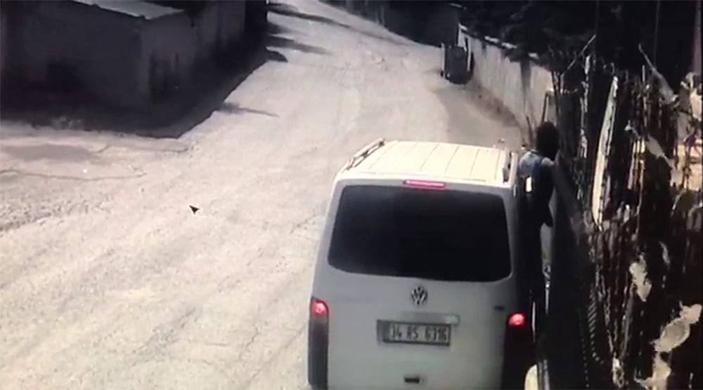 Gözü dönmüş hırsızlar, kaçarken arabayı çalışanların üzerine sürdü