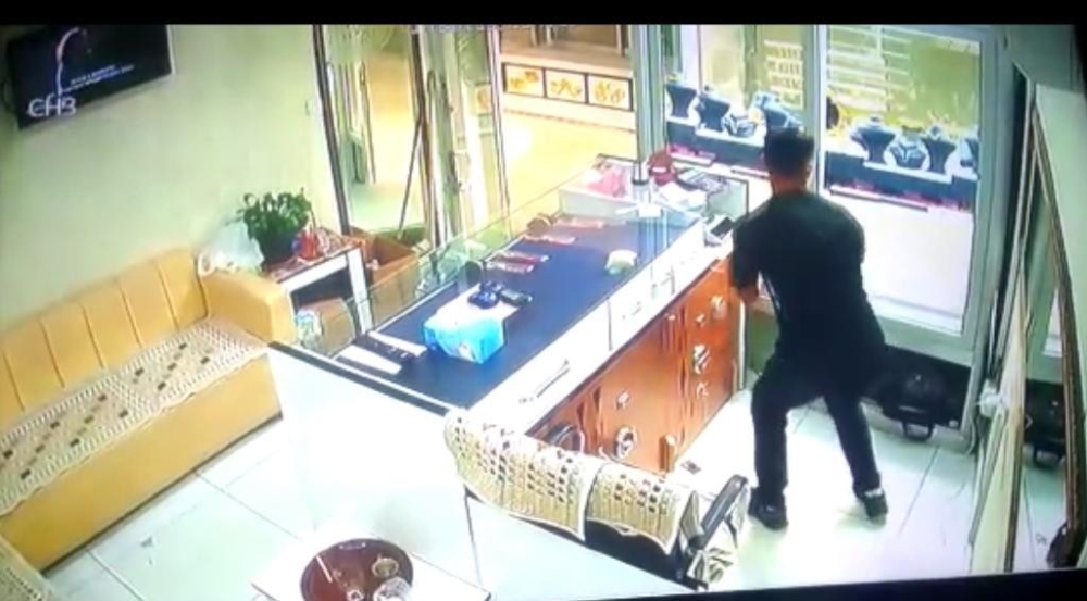 Gözü dönmüş soyguncu, aynı kuyumcuyu birkaç dakika arayla iki kez soydu