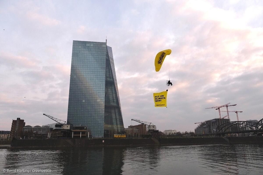 Greenpeace aktivistleri, Avrupa Merkez Bankası’nın çatısına paraşütle indi
