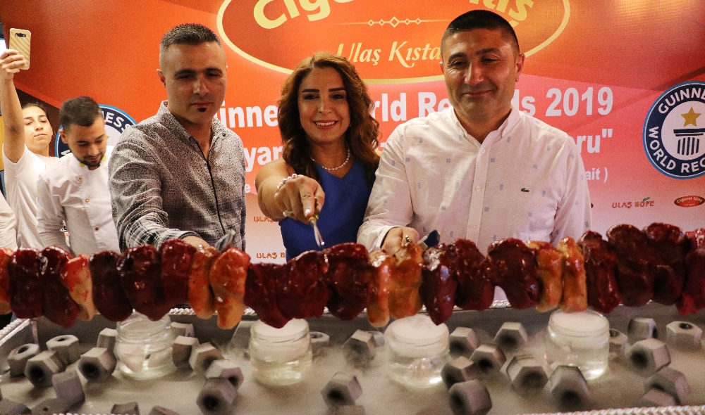 Guinnesse Giren Kebapçı Başarısını Kebap Görünümlü Pastayla Kutladı