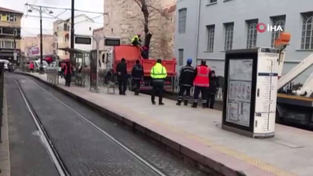 Gülhane’de ağaç devrilmesi nedeniyle tramvay seferleri aksadı