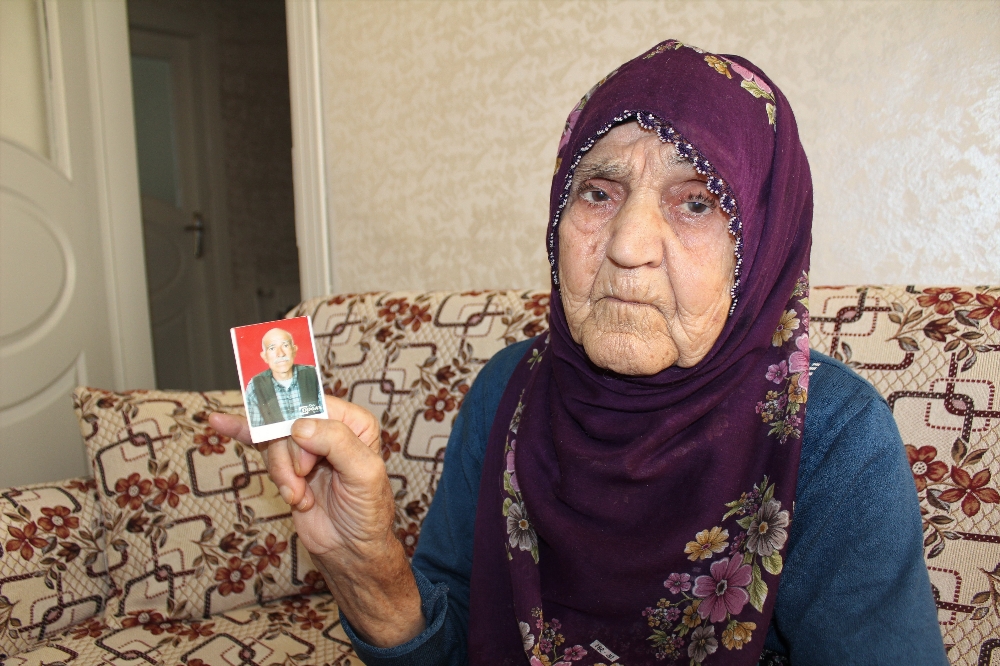 Güllü nine, kayıp kocasını maniler söyleyerek bekliyor