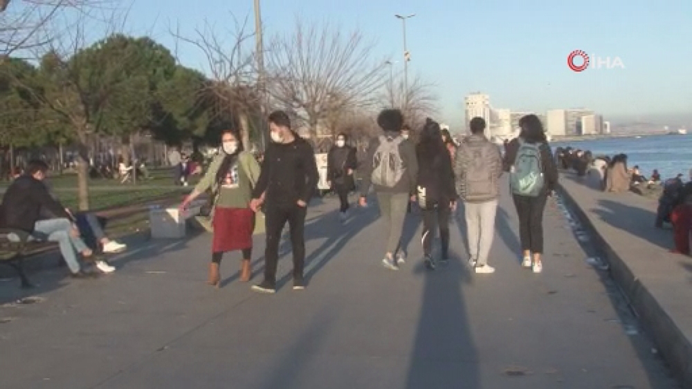 Güneş gören sahile koştu, pandemi önlemleri unutuldu