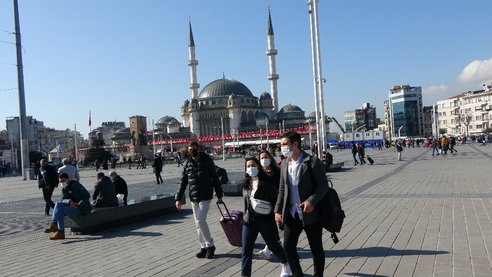 Güneşli havada vatandaşlar Taksim Meydanı’na akın etti