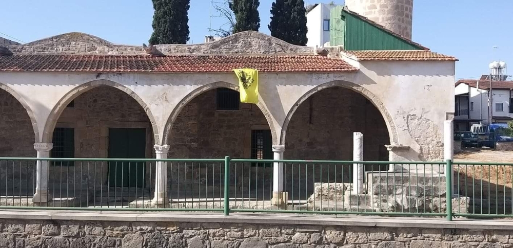 Güney Kıbrıs’ta camiye Bizans bayrağı asıldı
