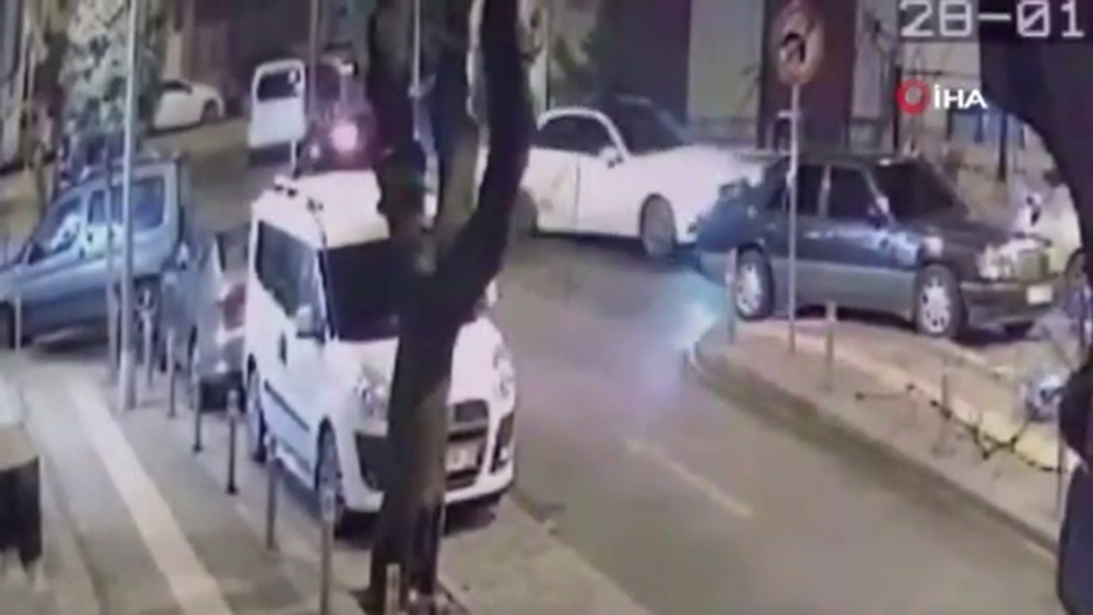 Güngören’de hafif ticari araçla otomobilin çarpıştığı anlar kamerada