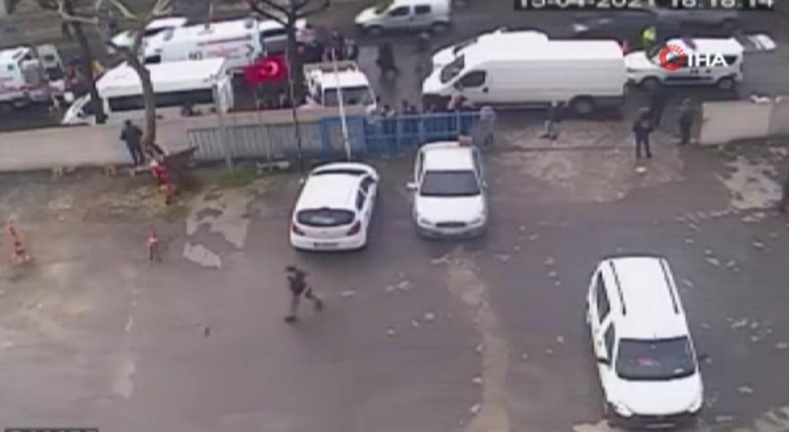 Güngören’de kamyonetin yayaya çarptığı feci kaza kamerada