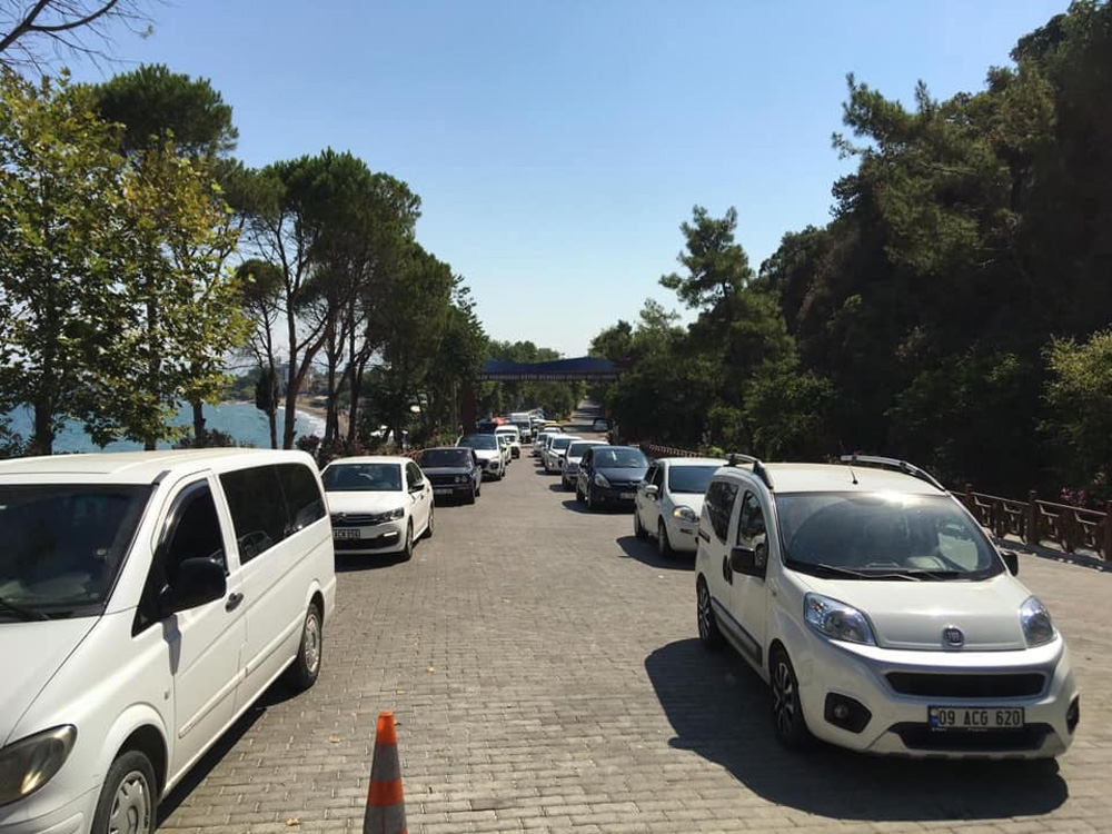 Günübirlik tatilciler milli parka girmek için sabah 6’da kuyruğa girdiler