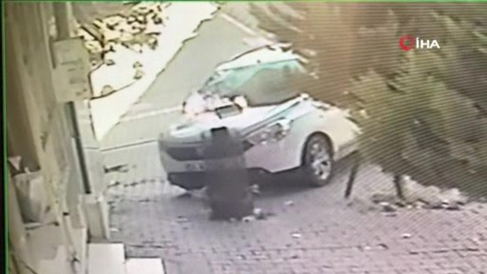 Güpegündüz araba kundaklamanın ardından trafik tartışması çıktı