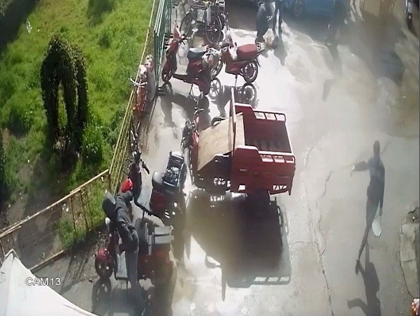 Güpegündüz elektrikli motosiklet hırsızlığı kamerada