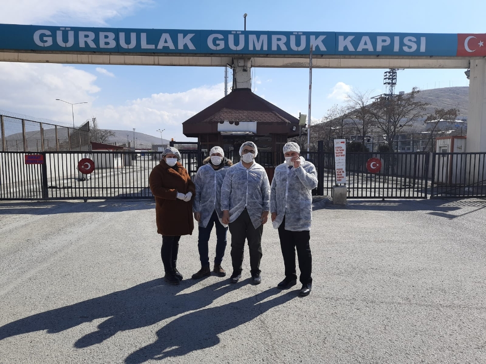 Gürbulak Sınır Kapısı’nda araçlar dezenfekte ediliyor