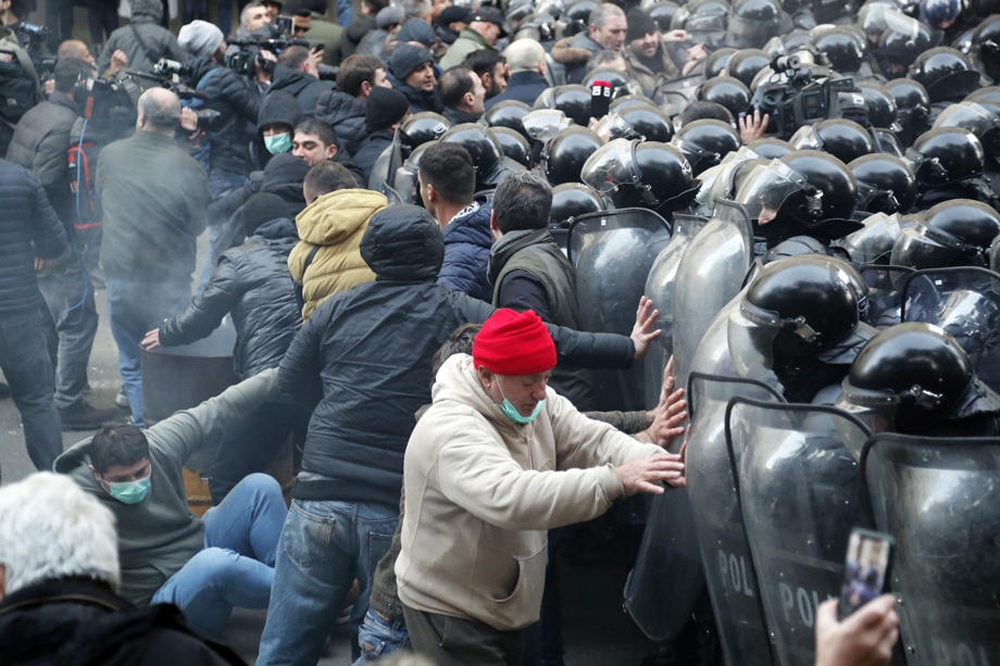Gürcistan Polisinden Eylemcilere Müdahale: 18 Gözaltı