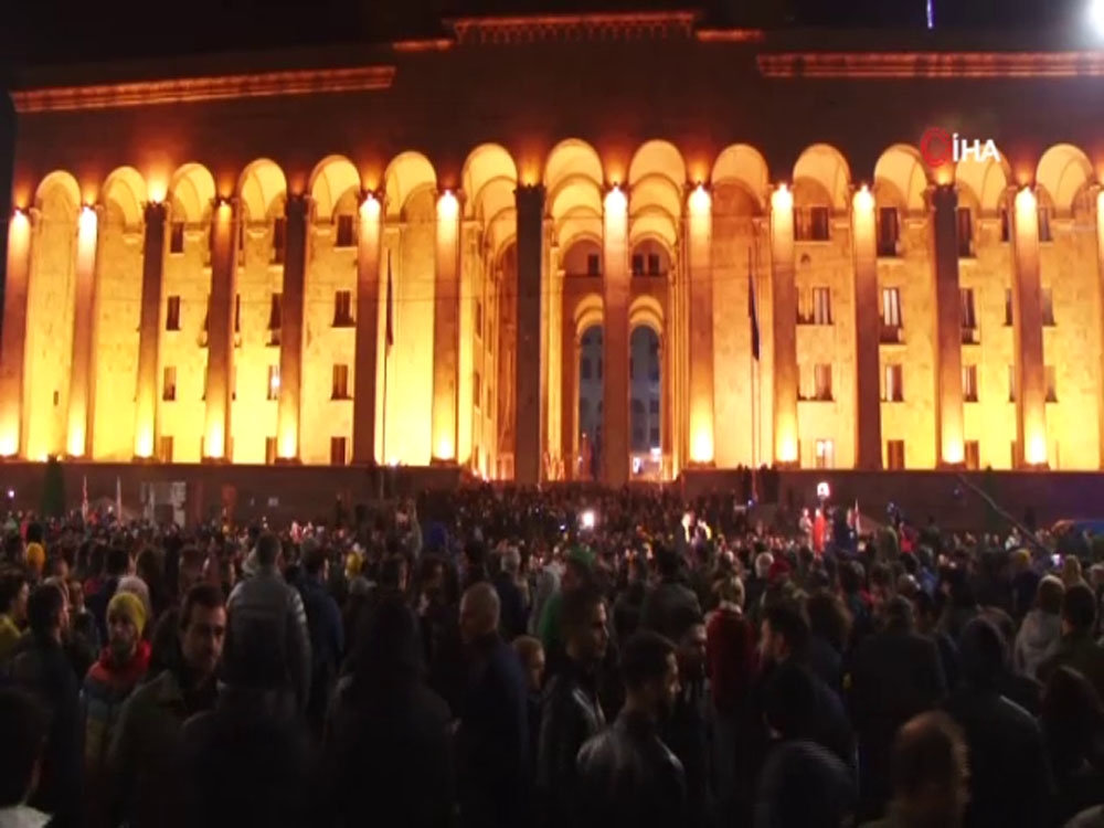 Gürcistanda Halk Sokaklara Döküldü