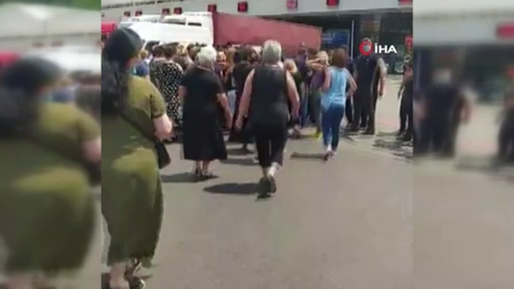 Gürcistanlı kadın işçiler, Sarp Sınır Kapısı’nın açılmamasını protesto etti