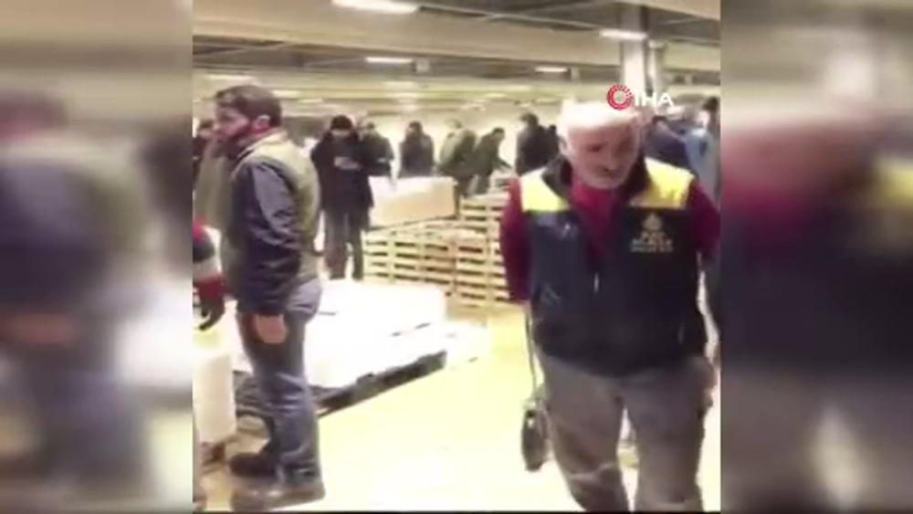 Gürpınar Su ürünleri Balık Hali’nde, korona virüs tedbirlerini hiçe saydılar