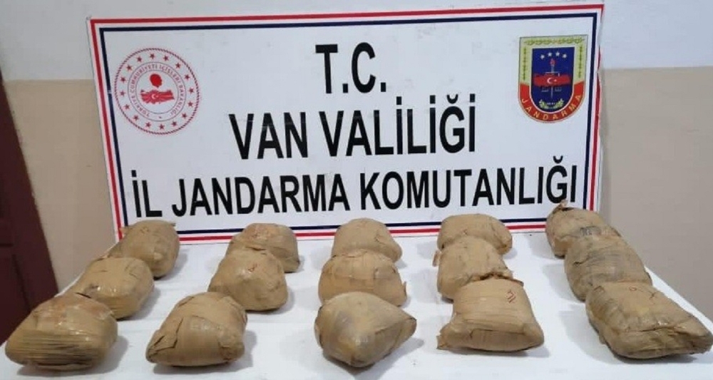 Gürpınar’da 15 kilo toz esrar ele geçirildi