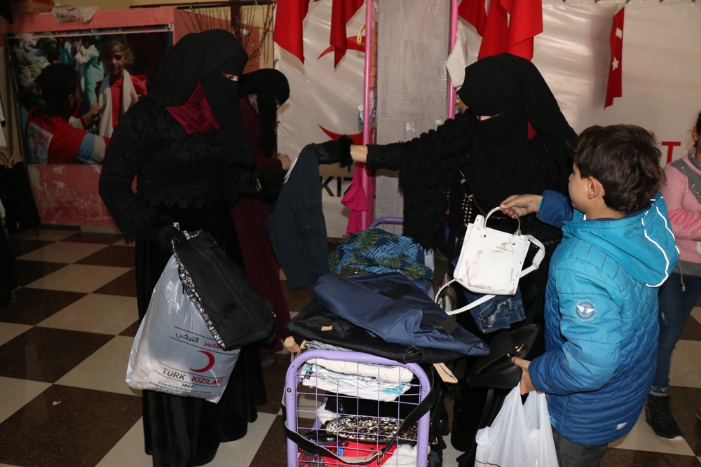 Güvenli bölgelere göç eden sivillere ‘Sevgi Butik’ desteği