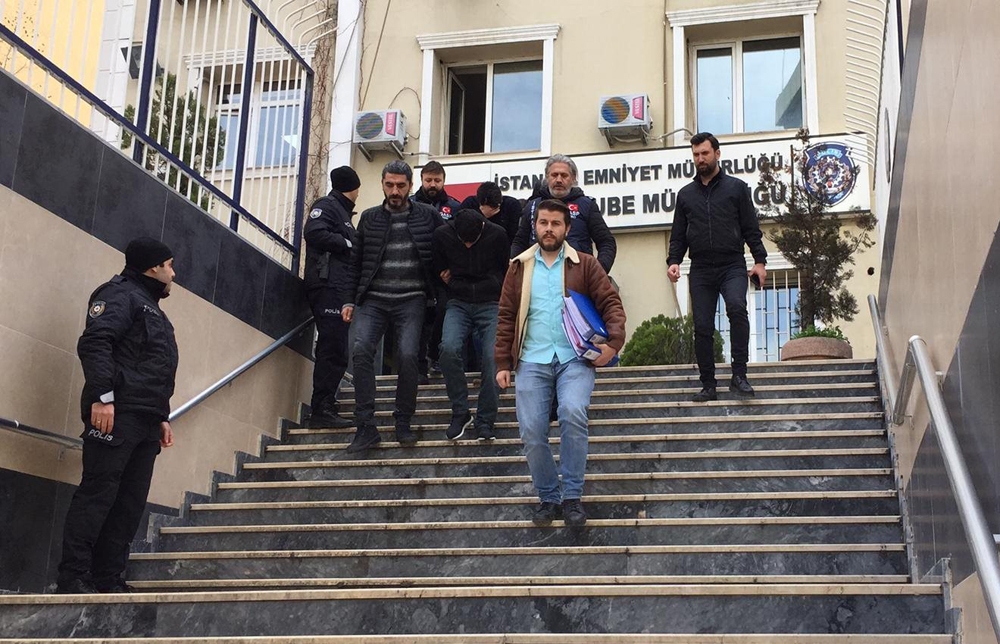 Güvenlik görevlilerini bağlayıp 2 buçuk milyonluk soygun yaptılar