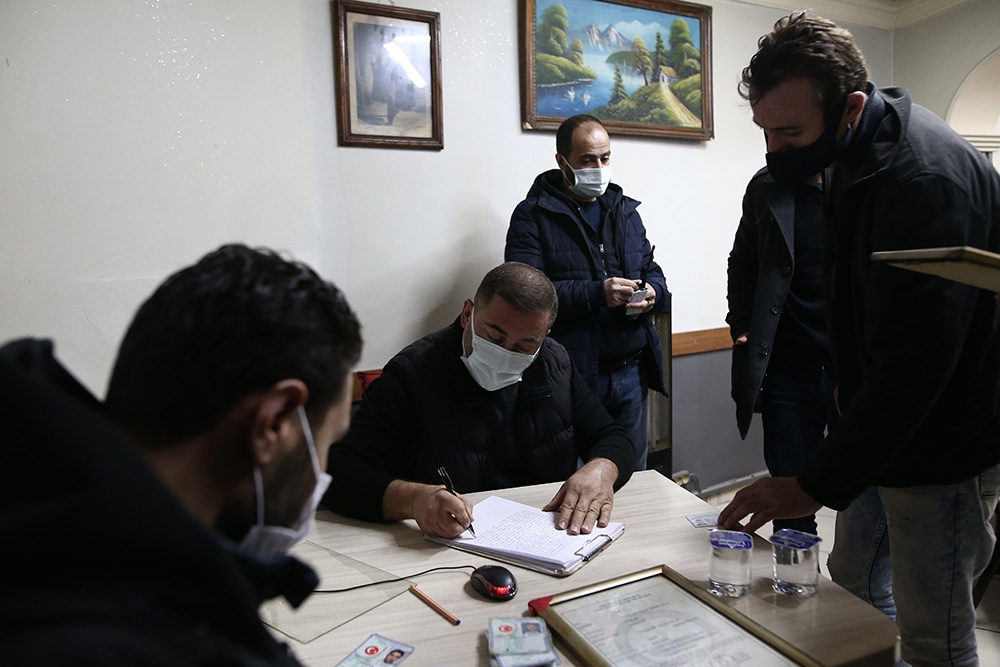 Güvenlik kameralarıyla izlenen, gizli geçitli dernek lokaline şok baskın