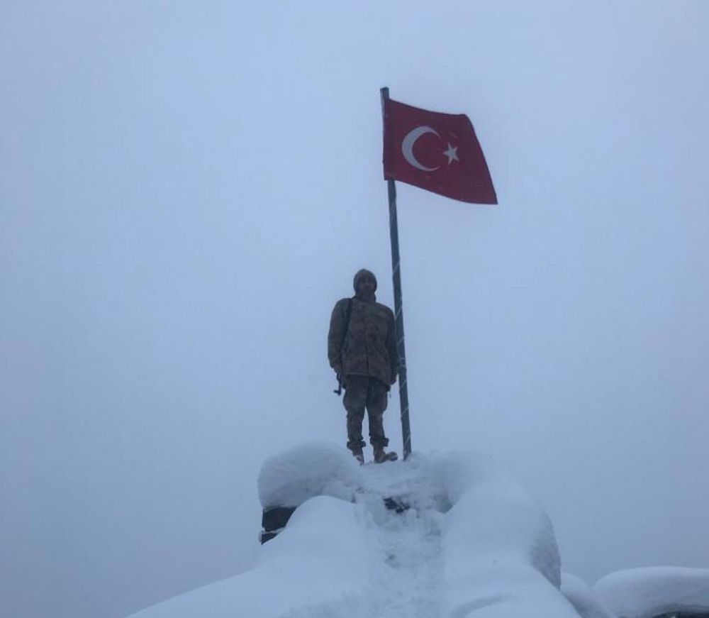 Güvenlik korucuları sınırda bayrak nöbetinde